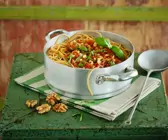 Vollkornnudeln mit Tomatensauce und Nüssen