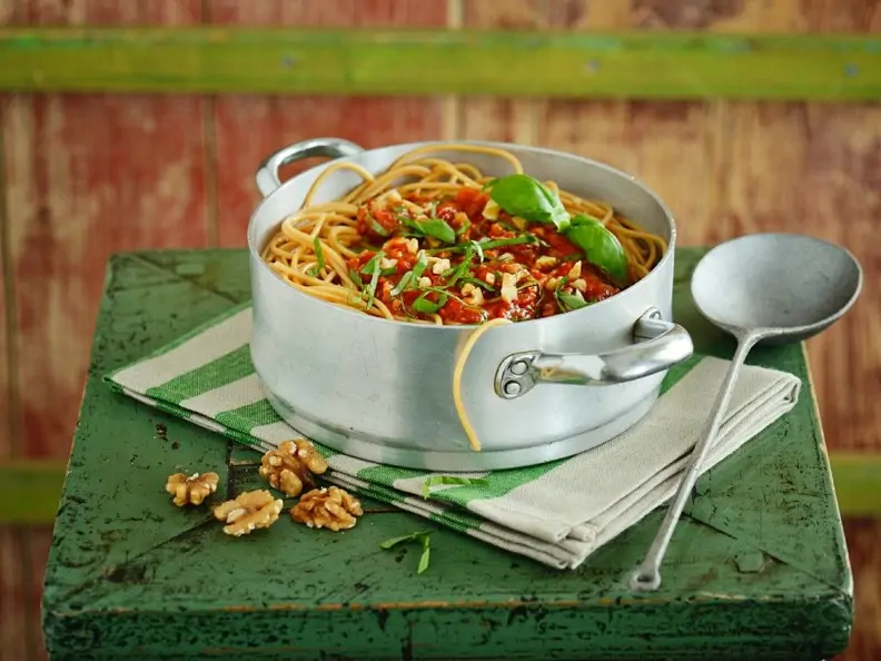 Vollkornnudeln mit Tomatensauce und Nüssen