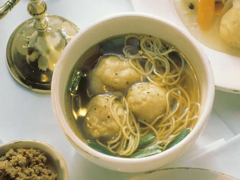 Suppe mit Matzeknödeln