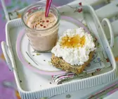 Gemüsedrink und Vollkornbrötchen