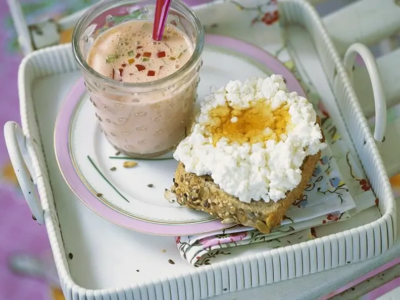 Gemüsedrink und Vollkornbrötchen