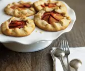 Kleine Galette mit Pflaumen