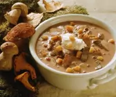 Cremige Suppe mit Hirschfleisch und Pilzen