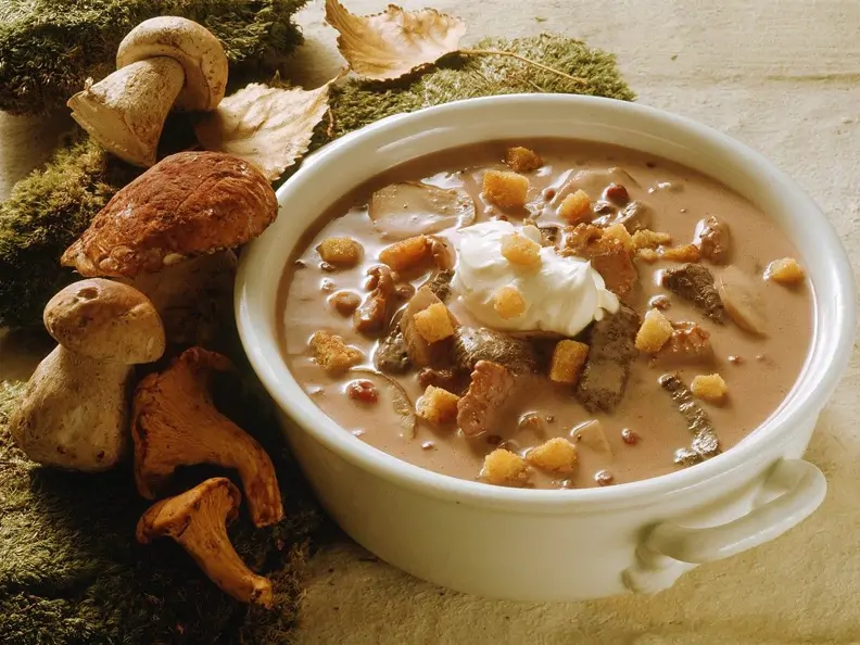 Cremige Suppe mit Hirschfleisch und Pilzen