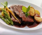 Gespicktes und mariniertes Rindfleisch (Böfflamott) mit Spargel, Karotten und Kartoffeln