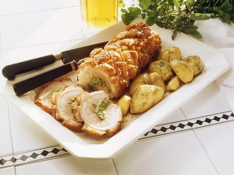 Rollbraten mit Kräuterfüllung und Bratkartoffeln