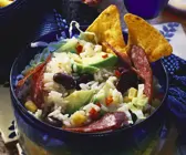 Reissalat mit Avocado, Bohnen und Salami