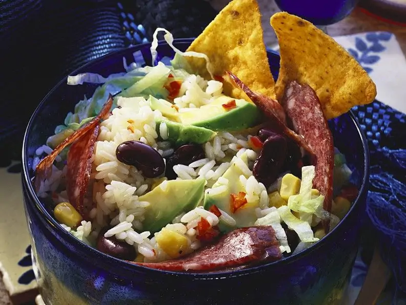Reissalat mit Avocado, Bohnen und Salami