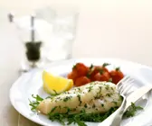 Gedämpftes Kabeljaufilet mit Rucola