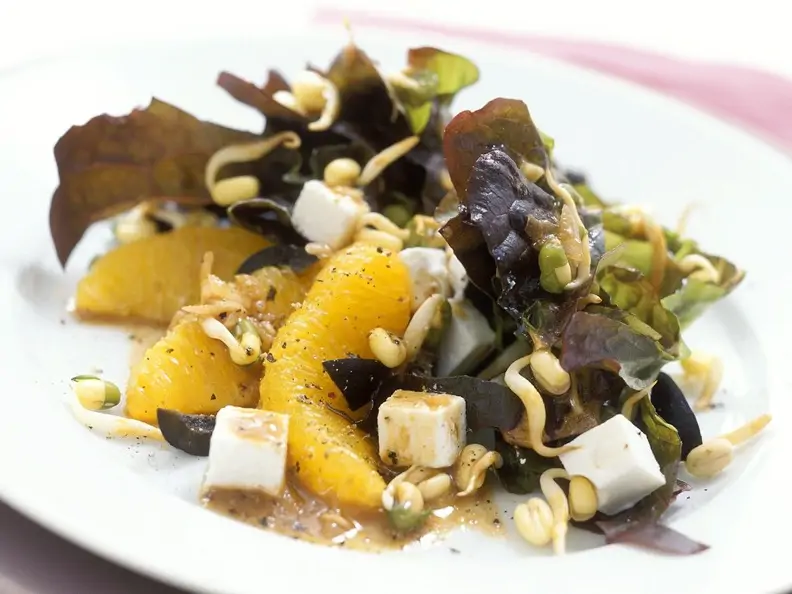 Salat mit Feta, Orangen und Sojasprossen