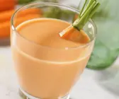 Milchshake mit Möhren und Mandel