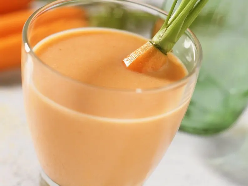 Milchshake mit Möhren und Mandel
