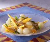 Obstsalat mit Mango, Melone und Kräutern