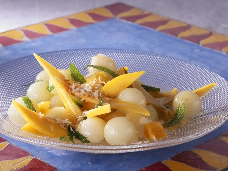 Obstsalat mit Mango, Melone und Kräutern