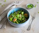 Shrimps mit Brokkoli und Sprossen aus dem Wok