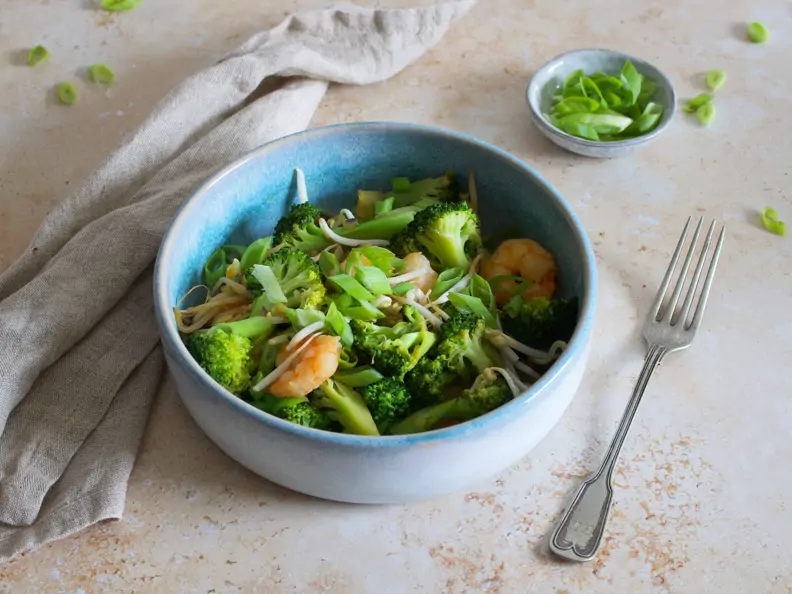 Shrimps mit Brokkoli und Sprossen aus dem Wok
