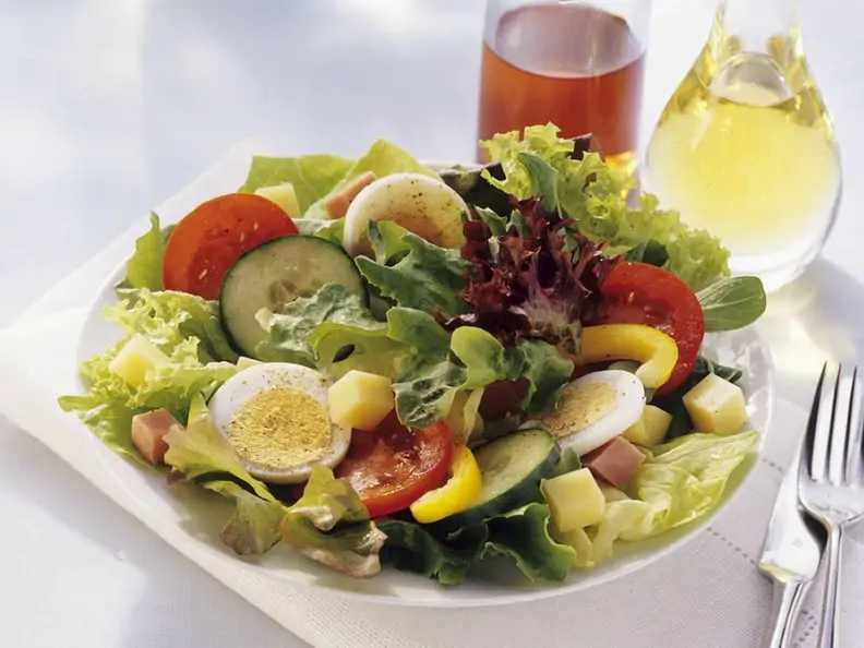 Gemischter Salat mit Käse und Ei