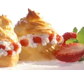Profiteroles mit Hüttenkäse und Erdbeeren