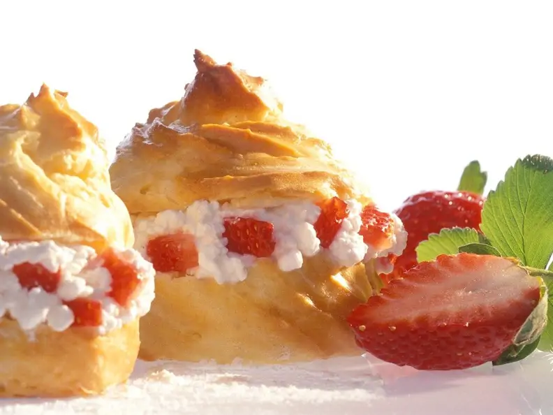 Profiteroles mit Hüttenkäse und Erdbeeren
