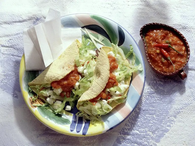 Tacos mit Salat und Mozzarella