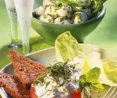 Mit Käse gefüllte Tomaten