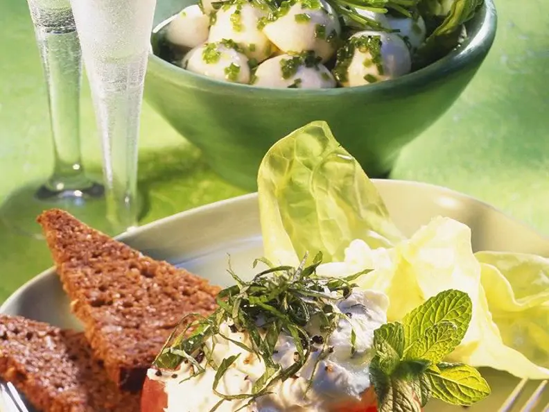 Mit Käse gefüllte Tomaten