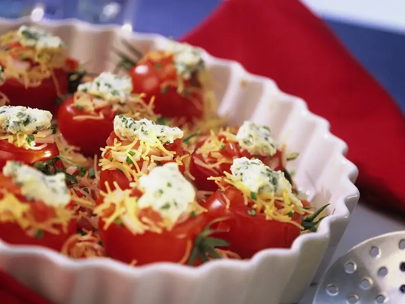 Gebackene Tomaten mit Nudel-Putenfüllung