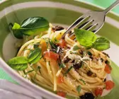 Nudeln mit Tomaten und Oliven