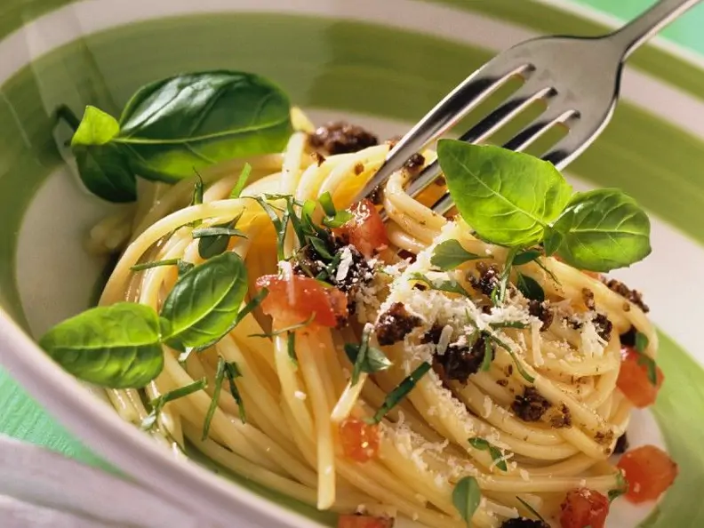 Nudeln mit Tomaten und Oliven