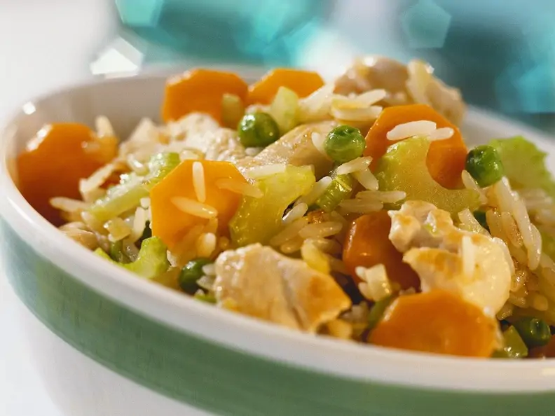 Reis mit Hähnchen und Gemüse