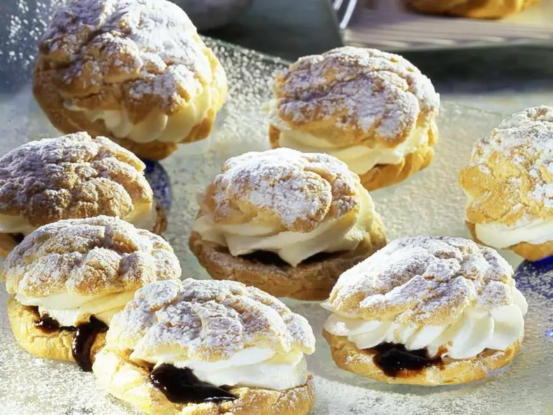 Profiteroles mit Schlagsahne