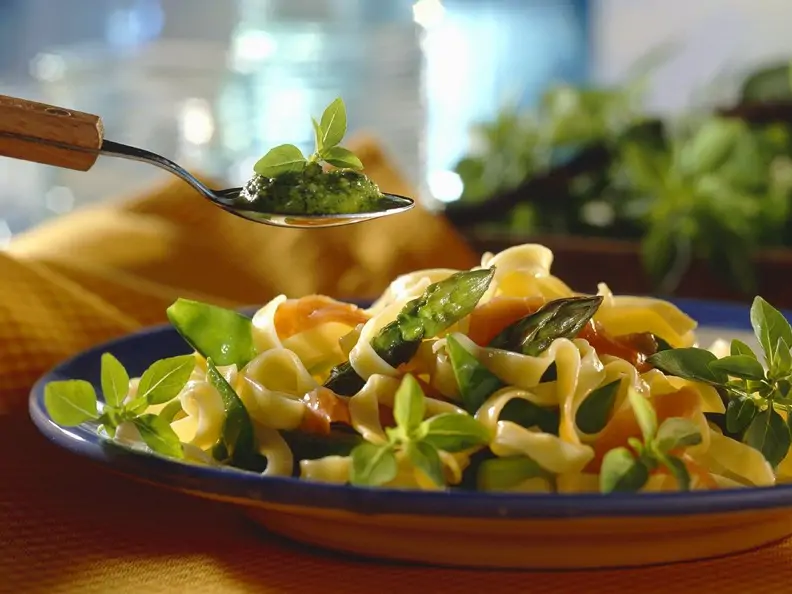 Nudeln mit Spargel und Lachs