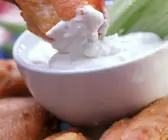 Hähnchenflügel mit Sauce