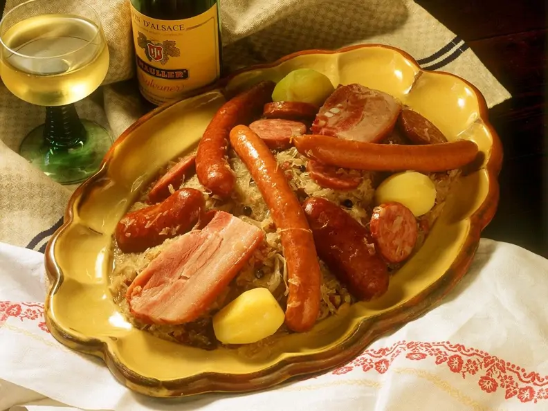 Sauerkraut mit Wurst und Fleisch