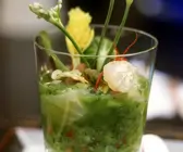 Kalte Gurkensuppe mit Kabeljau