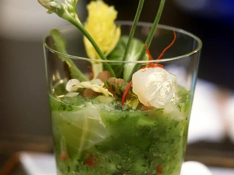 Kalte Gurkensuppe mit Kabeljau