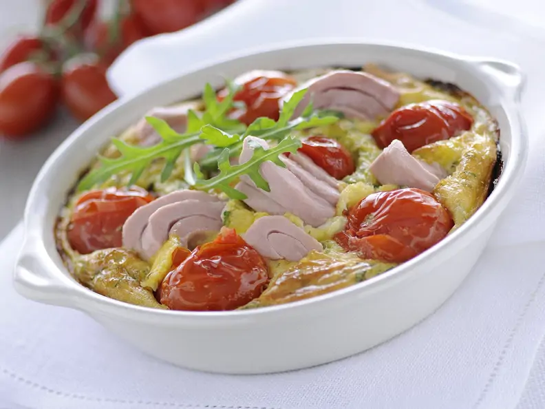 Thunfisch-Flan mit Kirschtomaten und Rucola