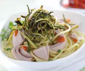 Spaghetti mit Thunfisch und gebratenen Zucchini