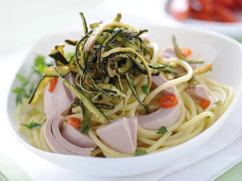Spaghetti mit Thunfisch und gebratenen Zucchini