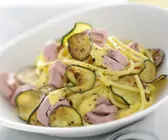 Spaghetti alla carbonara mit Thunfisch und Zucchini