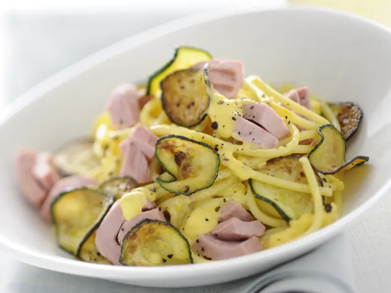 Spaghetti alla carbonara mit Thunfisch und Zucchini