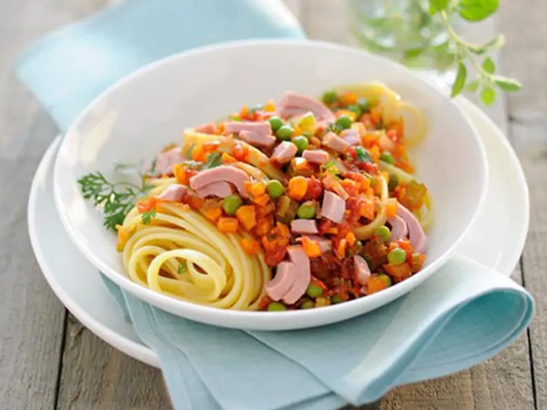 Linguine mit Thunfischragout und Erbsen