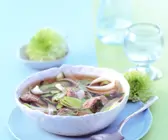 Asiatische Nudelsuppe mit Rinderfilet und Porree