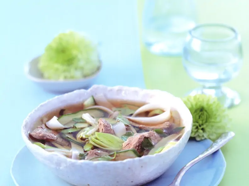 Asiatische Nudelsuppe mit Rinderfilet und Porree
