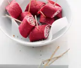 Pinke Pfannkuchenröllchen mit Cremefüllung