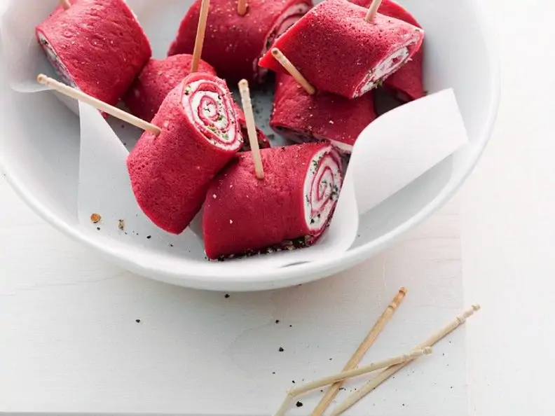 Pinke Pfannkuchenröllchen mit Cremefüllung