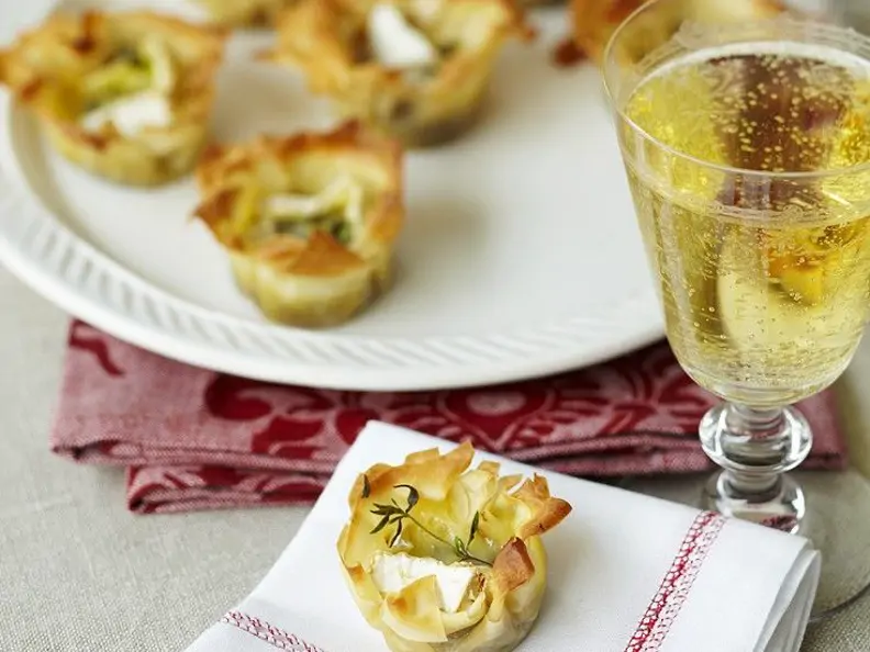 Mini-Filotörtchen mit Weichkäse