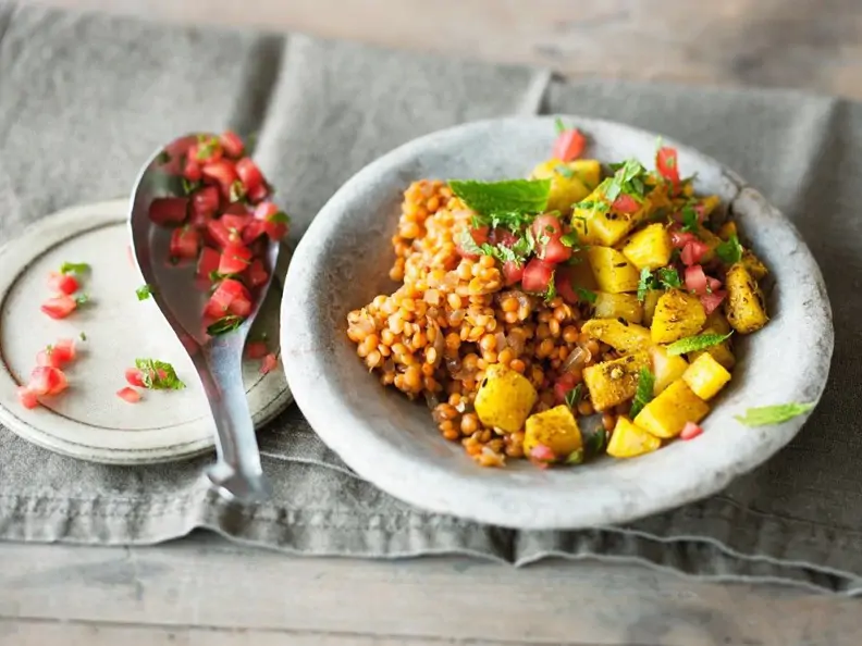 Linsen mit Kartoffeln und Tomatensalsa