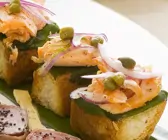 Weißbrot-Häppchen mit Lachs und roter Zwiebel