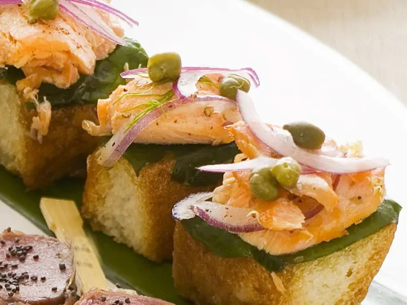 Weißbrot-Häppchen mit Lachs und roter Zwiebel